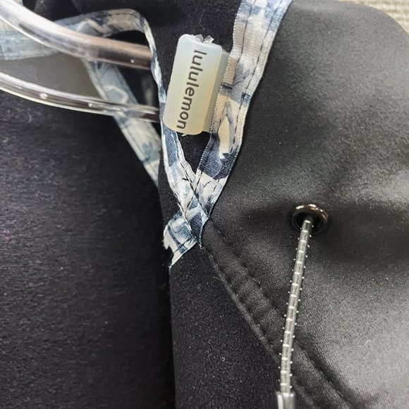 Lululemon Long Softshell Hoodied Jacket (8/M) - Picture 7 of 13